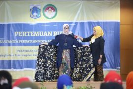 Reni Kusumawardhani ajarkan pakem berkebaya keren