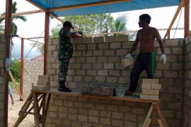 Babinsa Posramil 1708-01/Biak Kota bantu bangun rumah warga