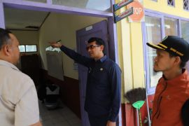 Wakil Bupati Garut cek langsung bangunan sekolah yang dilaporkan rusak