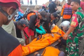 Tim SAR gabungan evakuasi jasad siswa korban banjir di Jembrana