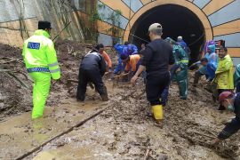 Polres Malang bantu penanganan material longsor di jalur KA