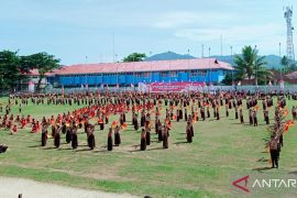 Penampilan tarian massal meriahkan peringatan hari pramuka di Solok