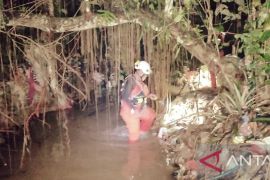 Tim SAR gabungan terus mencari bocah terseret banjir di Ambon