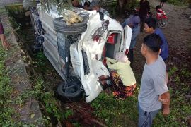 Mobil barang tabrak Agya, seorang dilarikan ke rumah sakit