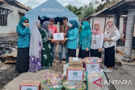 Korban kebakaran di Mantimin terima bantuan dari PKK Balangan