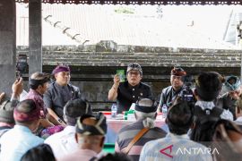 Pemkab Badung hibahkan dana untuk bantu dua desa di Buleleng