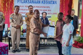 Dinas Dukcapil Wondama fasilitasi pernikahan massal 15 pasutri