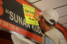 BPPKAD Kudus melakukan penertiban reklame tidak berizin