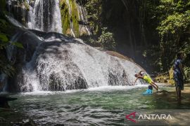 Wisata Air Terjun Saluopa di Poso Page 3 Small