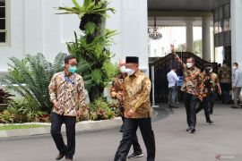 Pemerintah bakal investigasi bahan baku obat sirop penyebab gagal ginjal