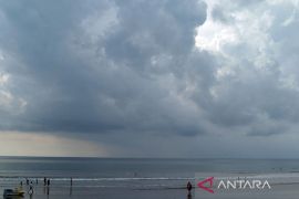 BMKG minta masyarakat waspadai ombak laut tinggi dan hujan saat Natal di Bali