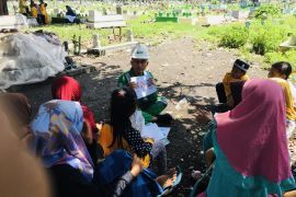 Millennials BUMN Surabaya Raya mengajar puluhan anak di TBM Makam Rangkah