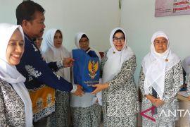 Wafat terserang COVId-19, Bidan Lestari terima bintang jasa