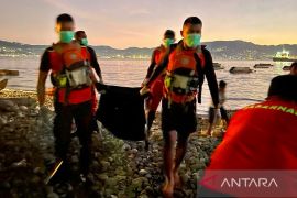 SAR Ambon sampaikan bocah terseret banjir ditemukan meninggal dunia di laut