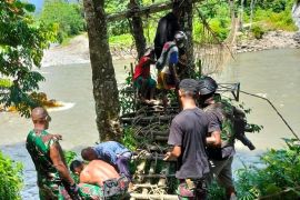 Kodim 1715/Yahukimo membantu perbaiki jembatan gantung di Pegubin