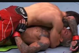 Islam Makhacev kalahkan Oliveira dengan arm-triangle ronde kedua