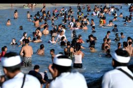 Warga melakukan penyucian diri hari Banyu Pinaruh