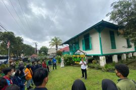 Mahasiswa belajar sejarah Balikpapan  dari tugu sumur dan rumah