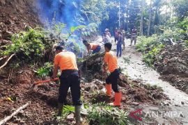 Sempat tertimbun longsor,  jalan Dama Sikuciang ke Siguhung  sudah bisa dilintasi