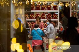 Harga emas menetap lebih tinggi setelah penurunan dua sesi berturut-turut