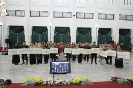 Gubernur Jabar serahkan 614 beasiswa pendidikan