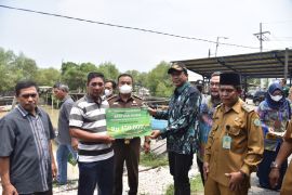 Pemkab Sidoarjo salurkan bantuan BBM kepada ratusan nelayan