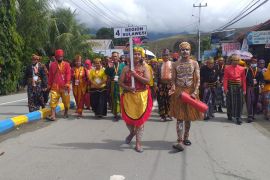Bupati Awoitauw lepas peserta pawai budaya nasional