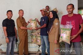 Pj Gubernur Aceh bantu satu ton benih padi bagi petani korban banjir