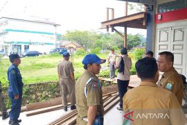 Satpol PP bongkar bangunan di atas saluran air