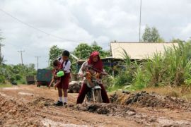 Jalan Poros Dumai Rokan Hilir Rusak Parah Page 1 Small