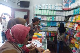 Polisi segel ratusan botol obat cair di apotek SBT