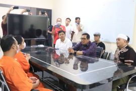 Bupati Tabanan jenguk anak diduga korban kekerasan orang tuanya