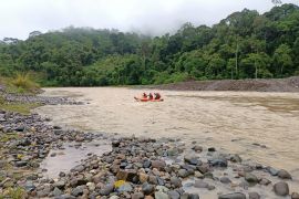 Nekat berenang tuk jemput barang, seorang pria hanyut  terseret arus Sungai Tabir