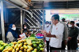 Presiden Jokowi bagikan bansos kepada para pedagang di Pasar Klandasan