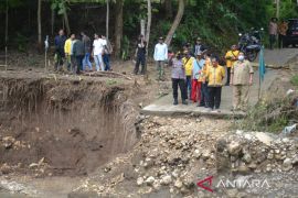 Anggota DPR Sarmuji salurkan bantuan untuk korban banjir Blitar