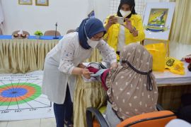 Vokasi UI berikan pemeriksaan fisik gratis bagi lansia di Kepulauan Seribu