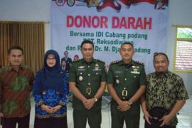 Peringati HUT ke-72, IDI cabang Padang gelar donor darah hingga pelatihan pijat jantung