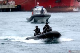 Petugas gabungan simulasi skenario pengamanan di Selat Bali jelang KTT G20