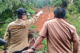 Bupati Merangin minta keluarga Ahmad mengungsi hindari longsor