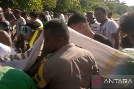 Polisi evakuasi jasad nelayan lansia tewas tenggelam di Ambon
