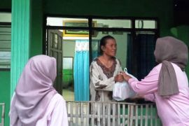 Beri bantuan, "Srikandi Ganjar Jatim" ke lokasi bencana di Pasuruan