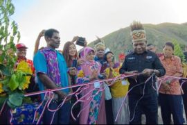 Bupati Jayapura meresmikan monumen sarasehan KMAN VI