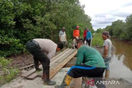Jalan penghubung desa ambrol diterjang abrasi, polisi dan masyarakat segera perbaiki