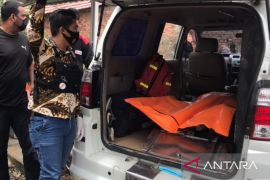 Polisi evakuasi jasad pria di Sungai Musi