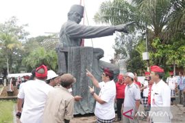 Bupati Tabanan lihat pemasangan Patung Bung Karno