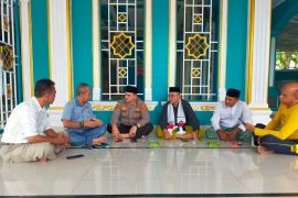 Kapolres Langkat terima curhatan masyarakat usai sholat Jumat di Masjid Al Ikhwan