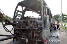 Kebakaran bus di Tol Menanggal Surabaya