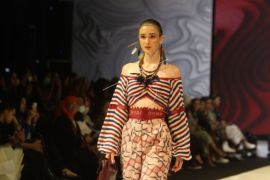 Busana Bertema Etnik Di Malang Fashion Week Page 1 Small