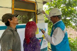 Pegawai PLN donasikan gaji bantu biaya sambung listrik gratis