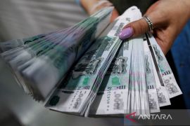 Rubel jatuh ke terendah delapan bulan terakhir